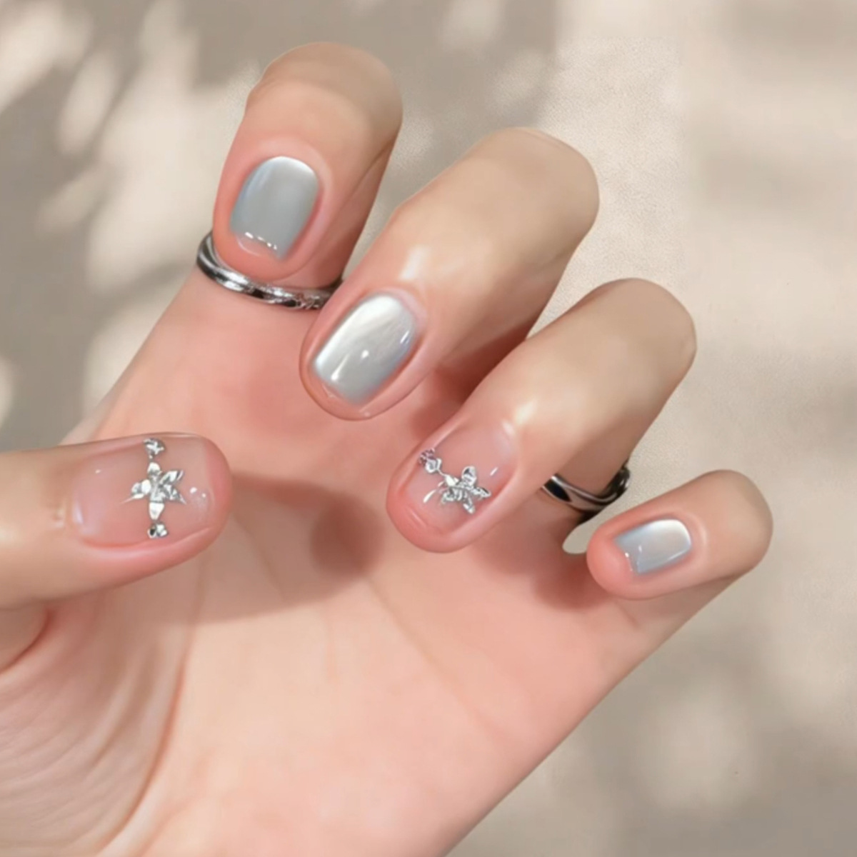 Pressed Flower Art - 24 Stück Katzenaugen-Glitzer-Nagelspitzen mit Diamant-Blumen-Dekor, Nude